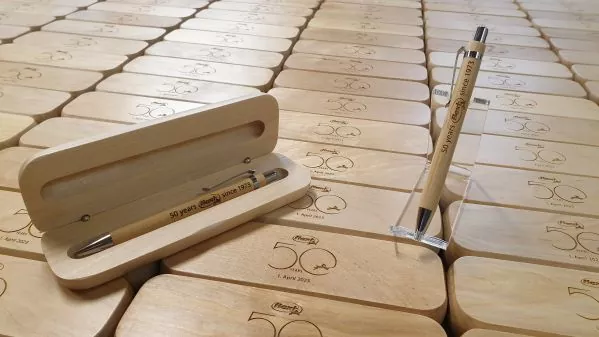 Holzboxen und Kugelschreiber mit Gravur