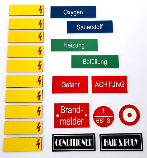 Beschriftete Schilder für Industrie aus Laseracryl