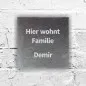 Preview: Tuerschild aus Schiefer mit personalisierter Gravur Hier wohnt 1