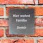 Preview: Tuerschild aus Schiefer mit personalisierter Gravur Hier wohnt 3