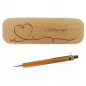 Preview: Holzkugelschreiber und Holzbox im Set mit personalisierter Gravur als Geschenk Herz Detailansicht