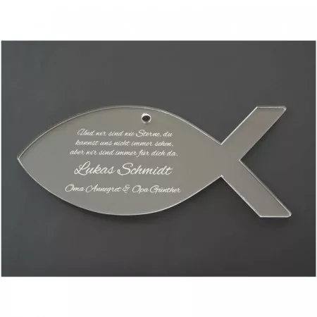 Fisch aus Plexiglas mit personalisierter Gravur als Geschenk zur Taufe und Geburt Draufsicht und Beispielbild