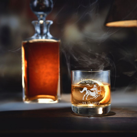 Whiskyglas mit personalisierter Gravur als Geschenk Sternzeichen 5