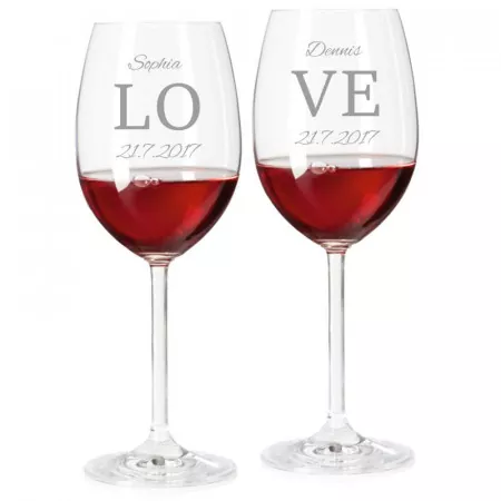 Rotweingläser und Holzbox als Geschenkset zur Hochzeit mit personalisierter Gravur LOVE Gläser mit Motiv
