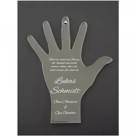 Hand aus Plexiglas mit personalisierter Gravur als Geschenk zur Taufe und Geburt Draufsicht und Beispielbild