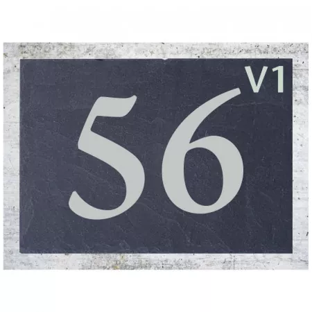 Hausnummer aus Schiefer mit personalisierter Gravur Querformat Variante 1