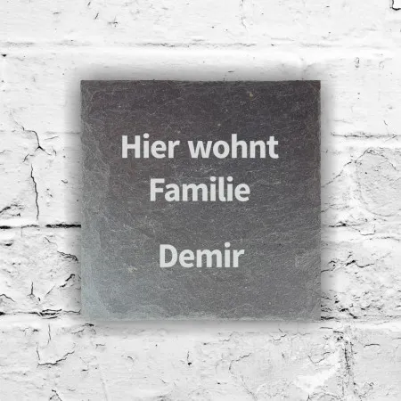 Tuerschild aus Schiefer mit personalisierter Gravur Hier wohnt 1