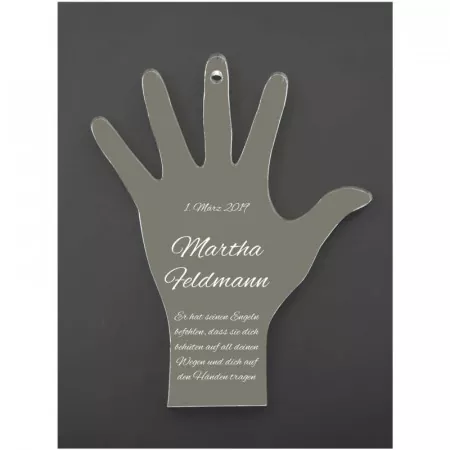 Hand aus Plexiglas mit personalisierter Gravur als Geschenk zur Taufe und Geburt Draufsicht