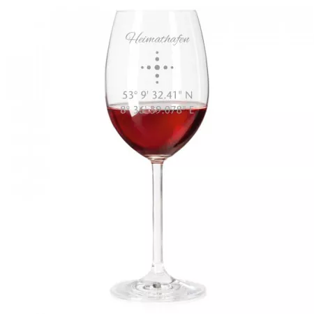 Rotweinglas mit personalisierter Gravur als Geschenk Koordinaten Beispieltext Heimathafen