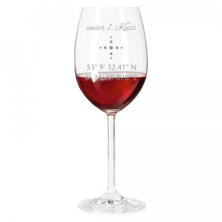Rotweinglas mit personalisierter Gravur als Geschenk Koordinaten Beispieltext unser erster Kuss
