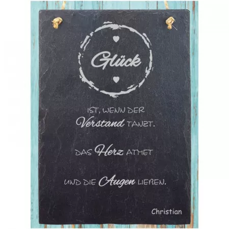 Schiefertafel mit personalisierter Gravur als Geschenk Glueck Titelbild