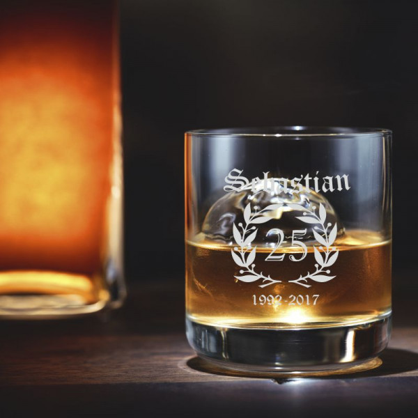 Whiskyglas mit personalisierter Gravur als Geschenk Lorbeerkranz 3