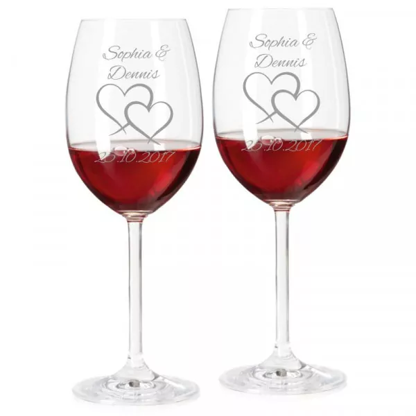Rotweingläser und Holzbox als Geschenkset zur Hochzeit mit personalisierter Gravur Zwei Herzen Gläser mit Motiv