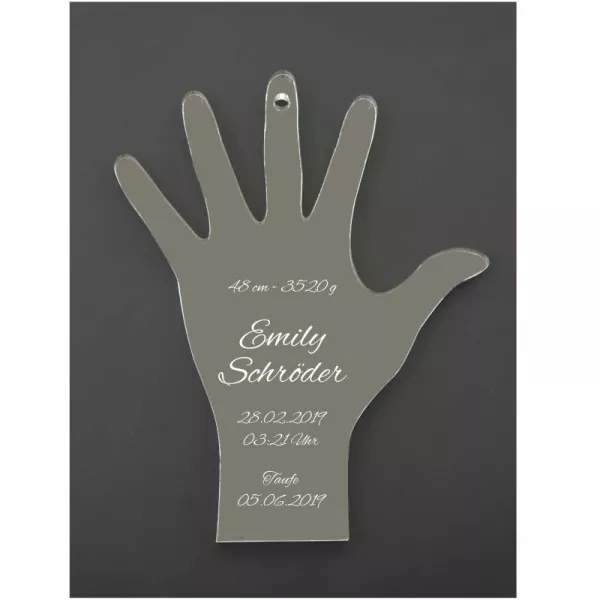 Hand aus Plexiglas mit personalisierter Gravur als Geschenk zur Taufe und Geburt Beispielbild