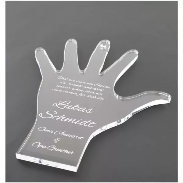 Hand aus Plexiglas mit personalisierter Gravur als Geschenk zur Taufe und Geburt