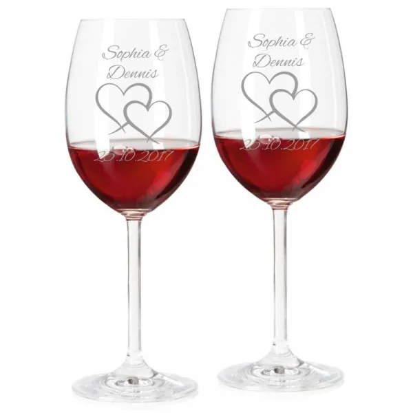 Rotweingläser mit personalisierter Gravur als Geschenk zur Hochzeit zwei Herzen 2