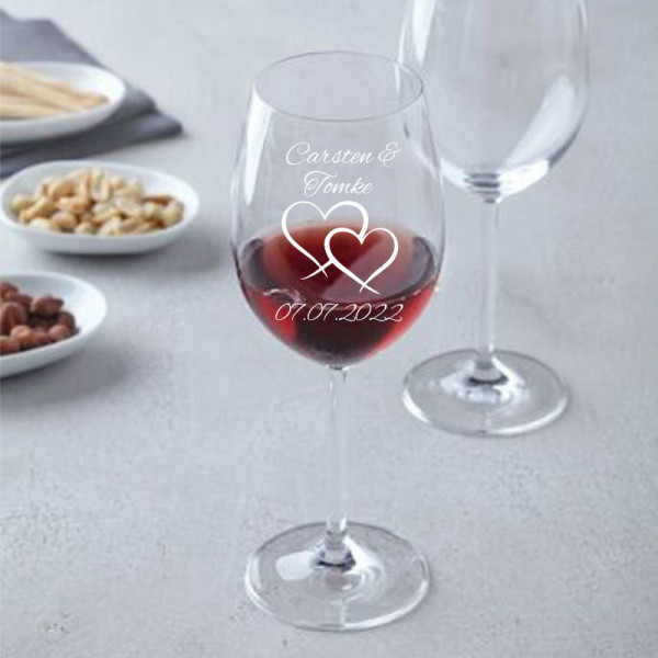 Rotweingläser mit personalisierter Gravur als Geschenk zur Hochzeit zwei Herzen 5