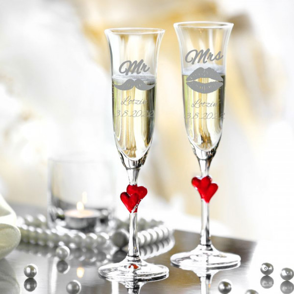 Sektgläser mit personalisierter Gravur als Geschenk zur Hochzeit mit roten Herzen Mr und Mrs 1