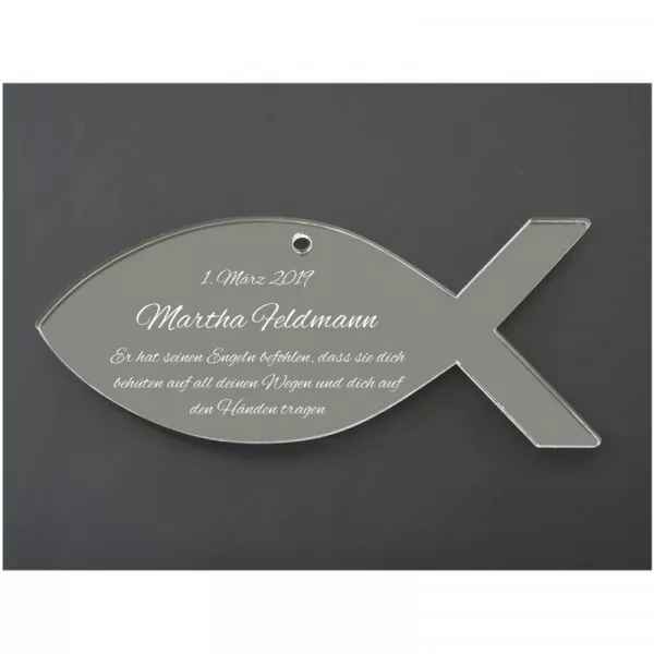 Fisch aus Plexiglas mit personalisierter Gravur als Geschenk zur Taufe und Geburt Draufsicht