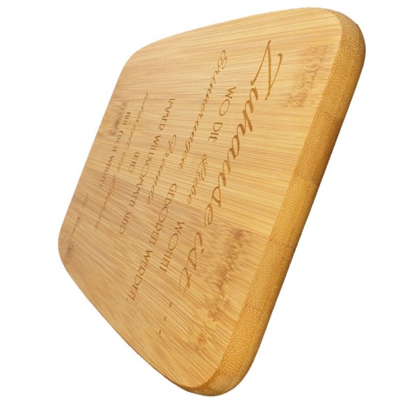 Schneidebrett aus Bambusholz mit personalisierter Gravur als Geschenk Zuhause Seitenansicht Schneidebrett aus Bambusholz mit personalisierter Gravur als Geschenk Zuhause Seitenansicht