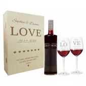 Geschenkset aus Rotweingläsern und Holzkiste mit Namen graviert "LOVE"