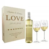 Geschenkset aus Weißweingläsern und Holzkiste mit Namen graviert "LOVE"